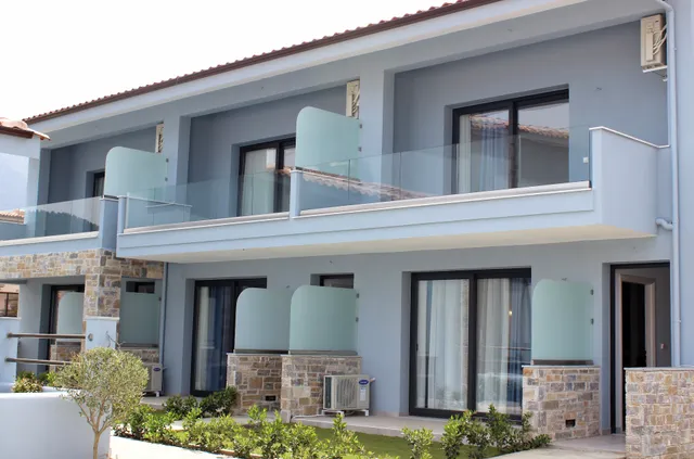 Theros luxury suites