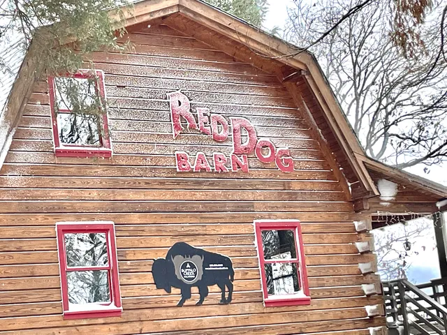 Red Dog Barn by Buffalo Creek Vacations