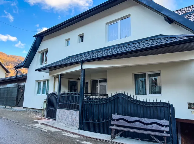 Casa de langa rau Rucar