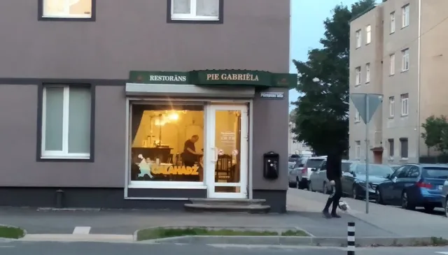 Pie Gabriēla, Restorāns