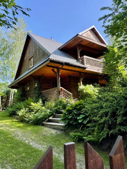 Dom z bali przy szlaku