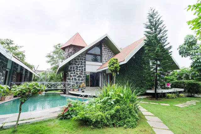 SaffronStays Castle Rock