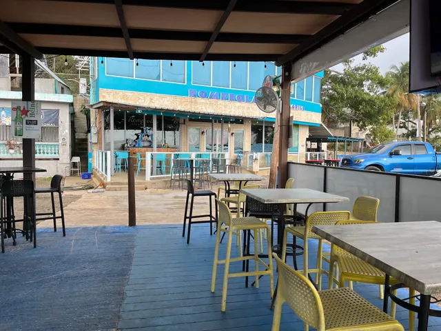 Rompeolas Bar & Grill