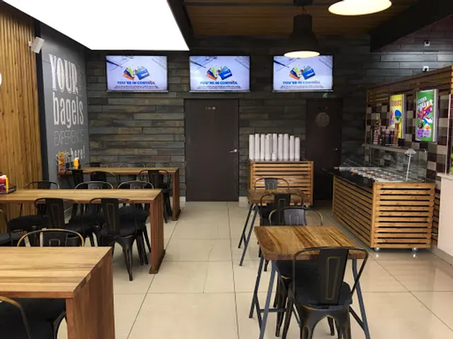 Berries Bagels & Shakes