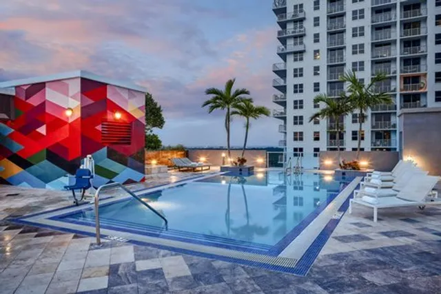 The Circ Hotel Hollywood, Sonder