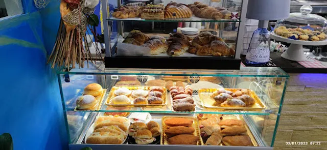 Le Petit Paris Bar Wine Pub