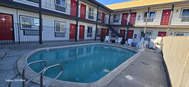 Hotel Avenida Victorville I 15