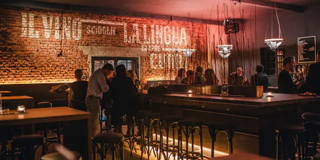 SEI GIORNI Bar / SEI GIORNI Vespa Werkstatt