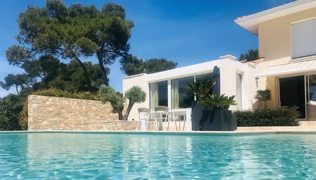 A la Margeride : Location gite et chambres d'hôtes de vacances pour 4 personnes, avec terrasse, barbecue, piscine à débordement privé, jardin, proche mer, situé Nîmes Dans le Gard en Occitanie.