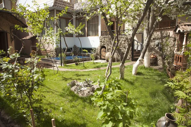 Hin Yerevantsi Hotel