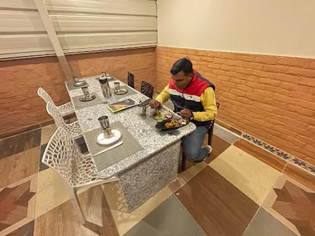 Royal Curry - Multi Cuisine Family Restaurant