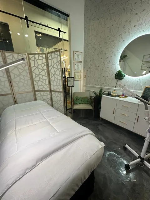 The Glowynist Skin Studio