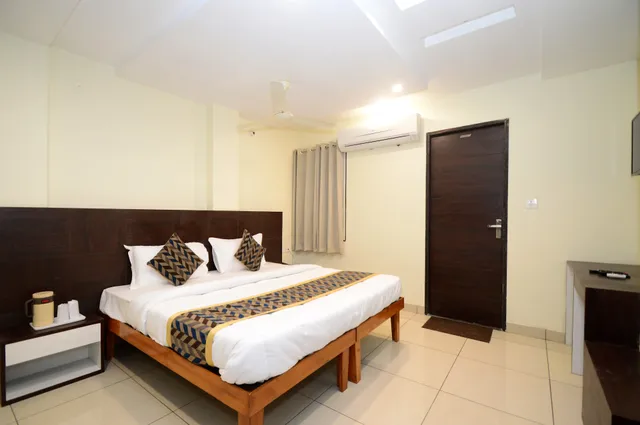 Hotel Rashika Palace-Bani Park