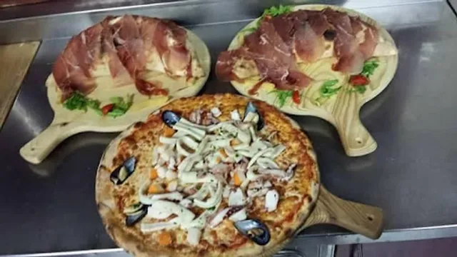 Mezza Luna S.a.s. di Anas Wesam & C.