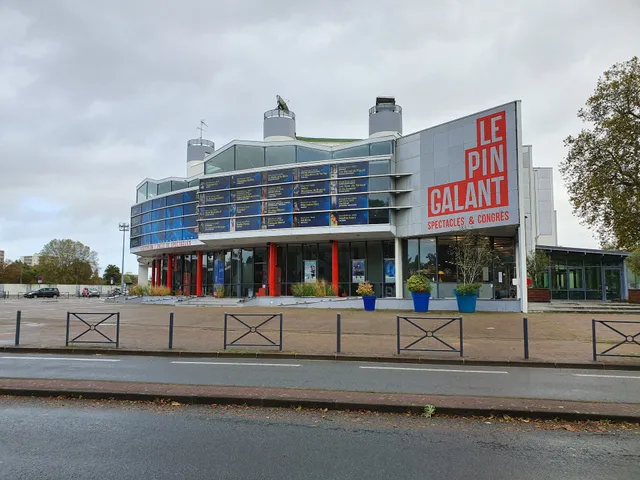 La table du pin galant by Thomas Jean