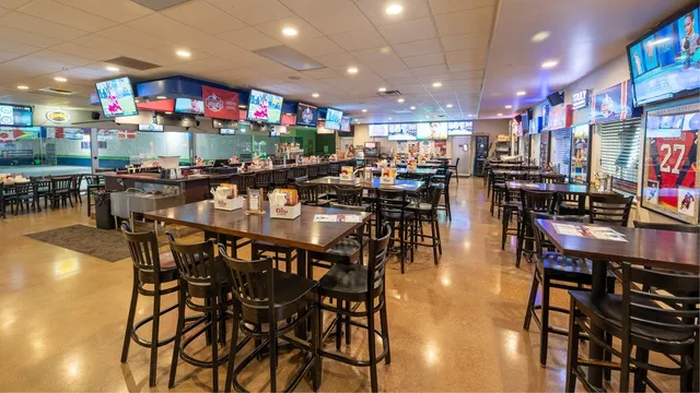 Moe's at The Ice House