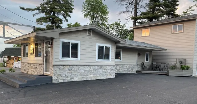 Aqua Aire Inn & Suites