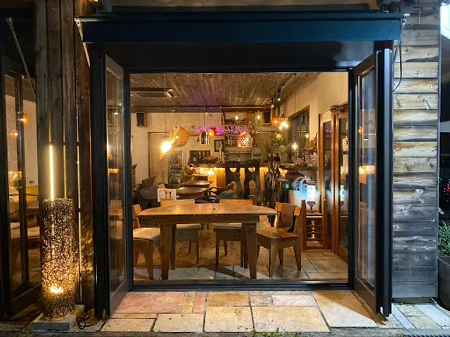 Dining Cafe Bali Gasi