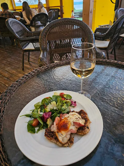 Žluťák, Yacht Club