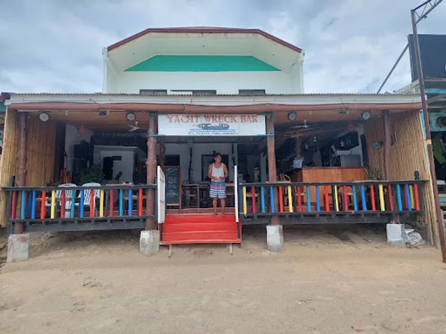 Yacht Wreck Bar