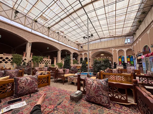 کافه رستوران سنتی ایوان طلایی