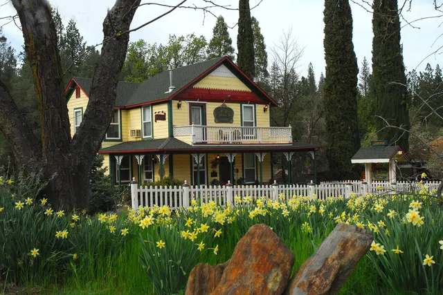 All Seasons Groveland Inn