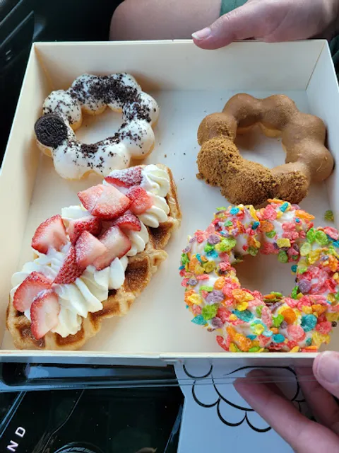 Peipei's Bakery& Mister monut