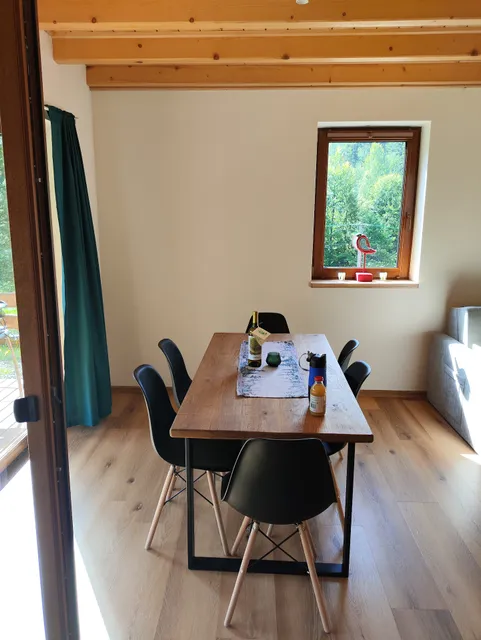 Gościejówka na skraju lasu