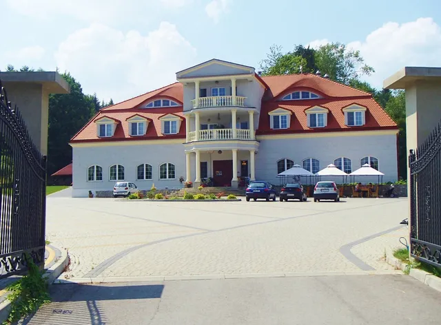 Dwór Maria Antonina- hotel, restauracja, jeździectwo