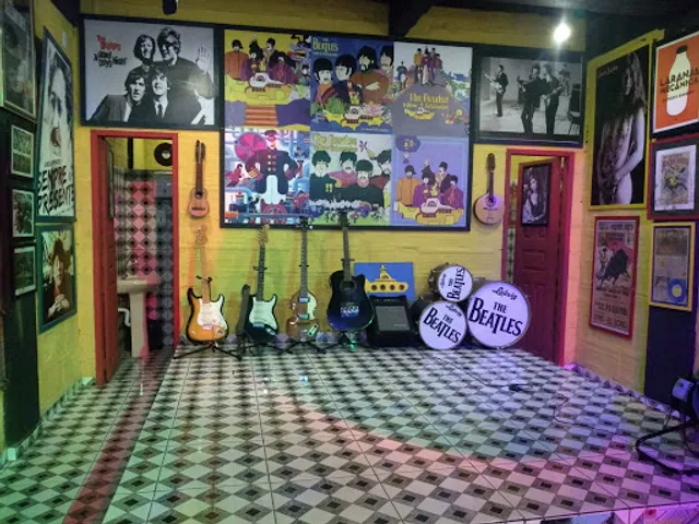 Bar The Beatles Yellow Submarine