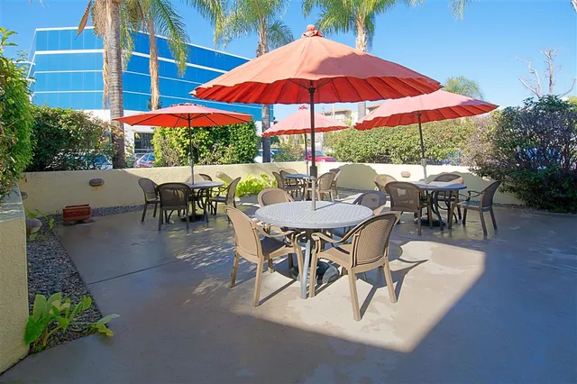 Hotel d’Lins Ontario Airport