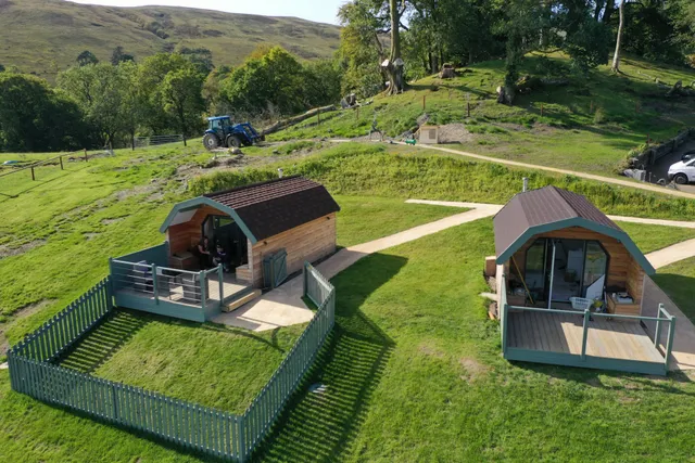 Lennox of Lomond - Farm Tours, Luxury Lodges, Hot Tubs, Dog friendly.