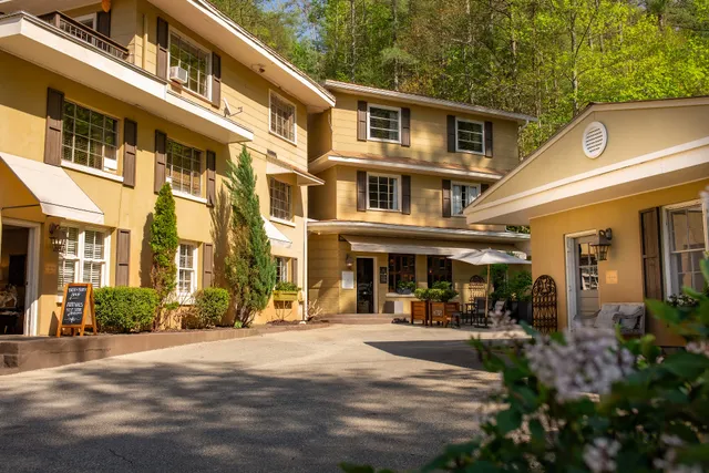 Lakeview at Fontana Soaking Cabana Resort