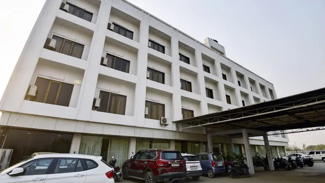 Hotel Devanshi Inn & Banquets