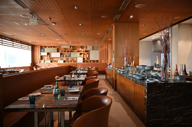 Cafe On 3 at Holiday Inn Mayur Vihar