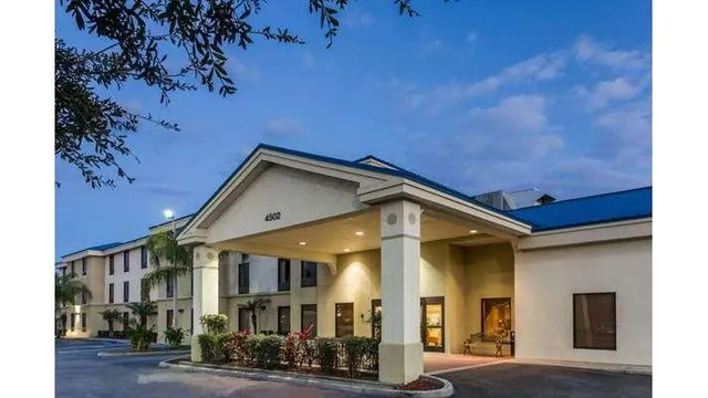 Days Inn & Suites by Wyndham Lakeland
