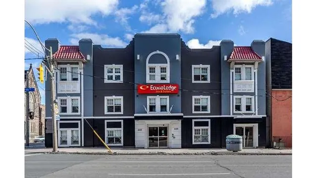 Econo Lodge Inn & Suites Downtown