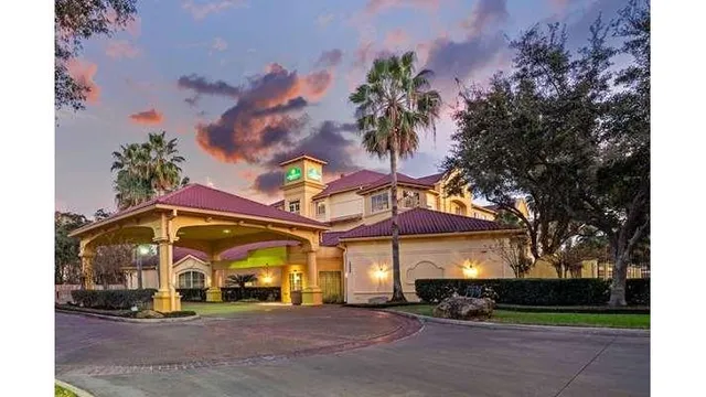 La Quinta Inn & Suites by Wyndham Houston West Park 10
