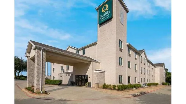 Quality Inn & Suites Roanoke - Fort Worth North