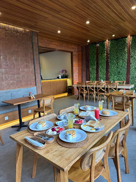 Nana's Pool & Bar Sidemen