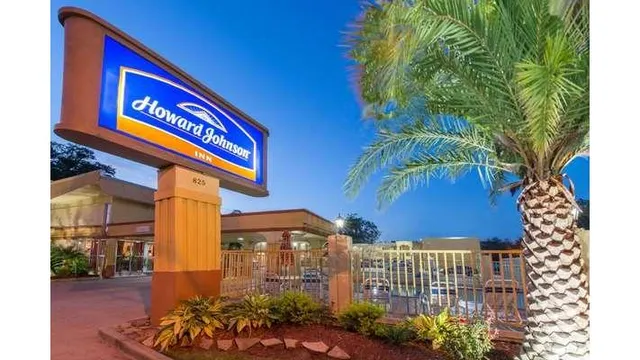 Howard Johnson by Wyndham Historic Lake Charles