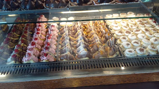 Panaderia y Confiteria los Pinos