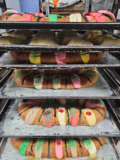 Chica's Bakery y mas