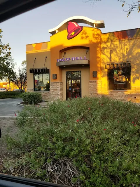Taco Bell - Live Más Café