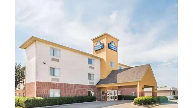 Days Inn & Suites by Wyndham Dallas