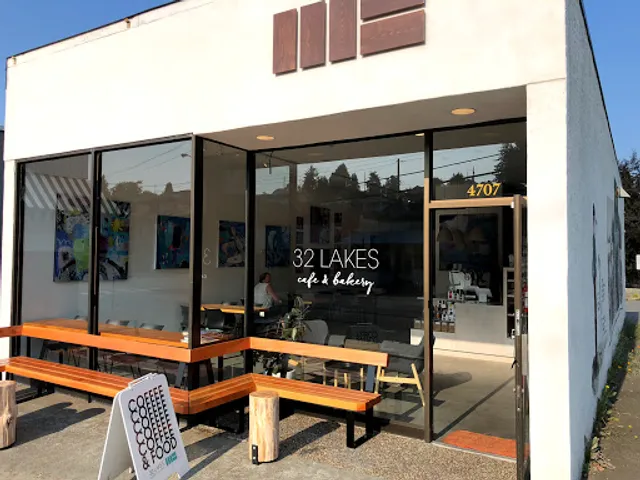 32 Lakes Cafe and Bakery