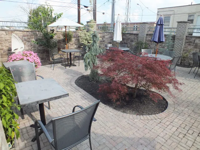 The Hollander On Main