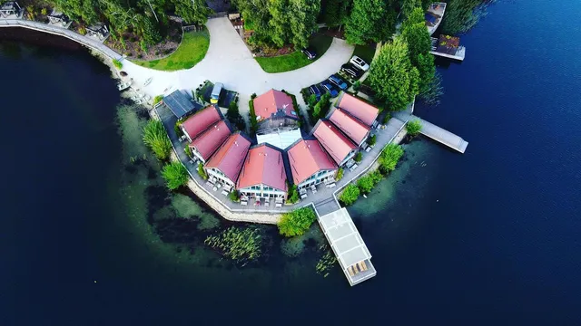 PRZYSTAŃ WYGONIN luksusowe domki nad jeziorem na Kaszubach