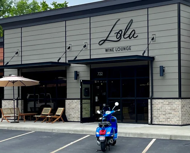 LOLA — Wine Lounge