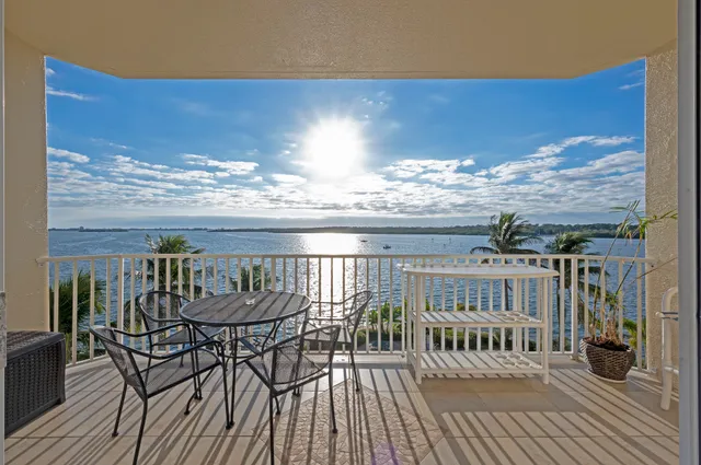 Waterfront condos / Condo By The Water